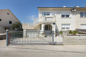 Отель Apartments Mare  Трогир